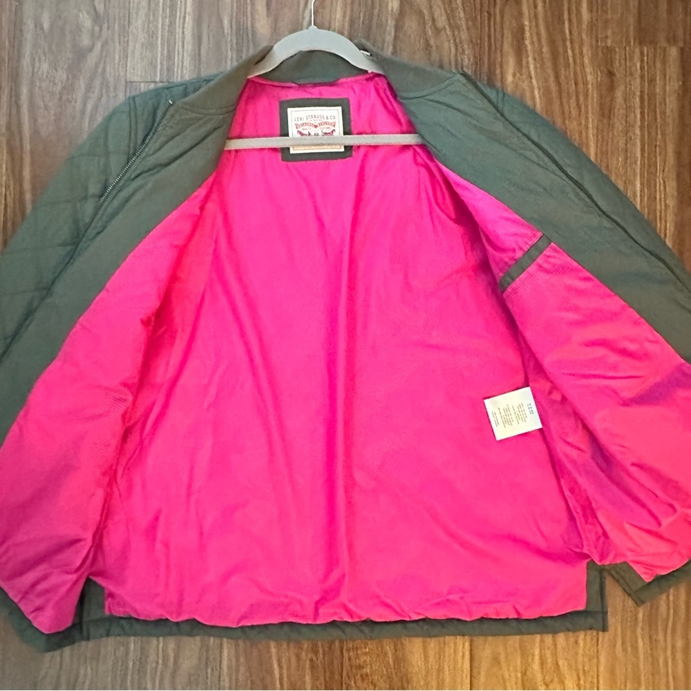 Levi's Women’s Green Diamond Quilted Bomber Jacket with Pink Lining Sz XL - Picture 9 of 10